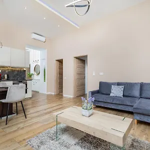 Csengery Deluxe With Balcony Apartment